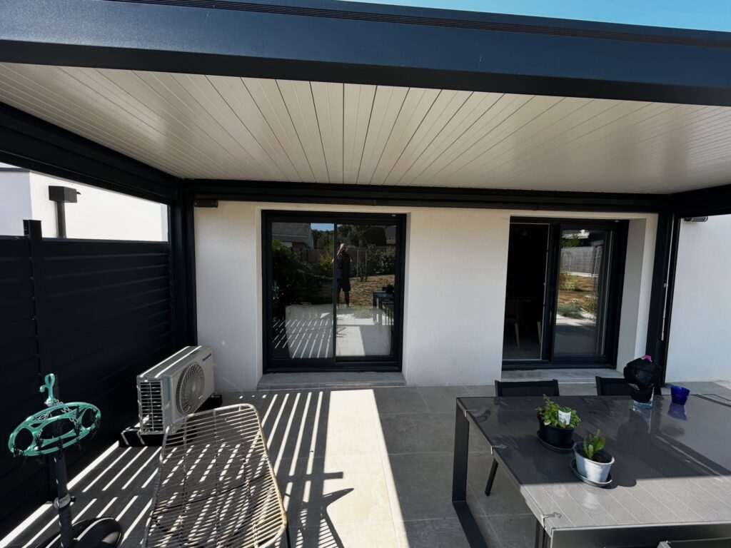 Goulottes anthracite en façade